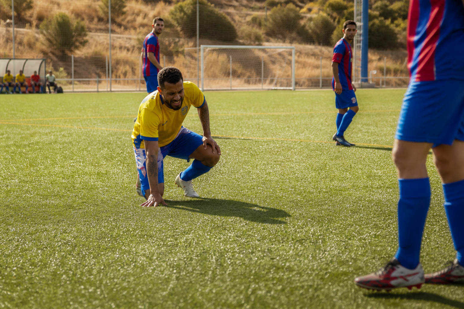 Jugadores amateur en un campo de césped artificial en un día caluroso de verano