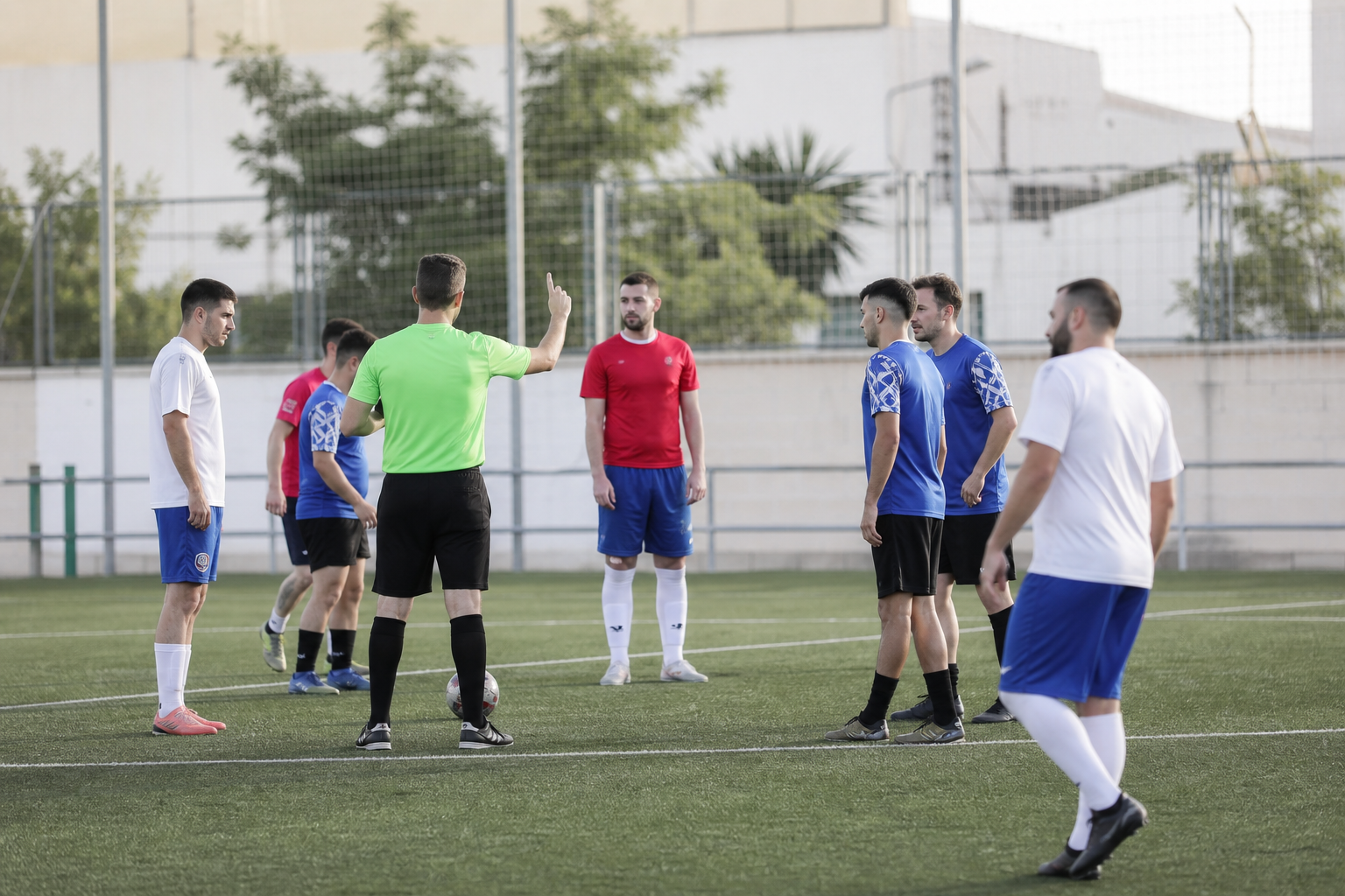 Partido amateur jugado con menos jugadores en un campo municipal