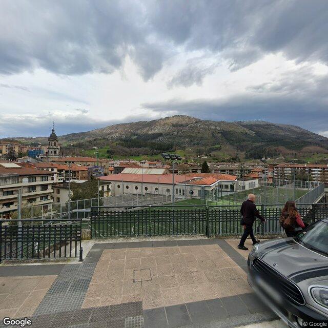 Pista en Aita Madinabeitia plaza