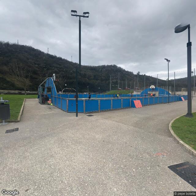 Pista en Orioko ibaiaren pasealekua